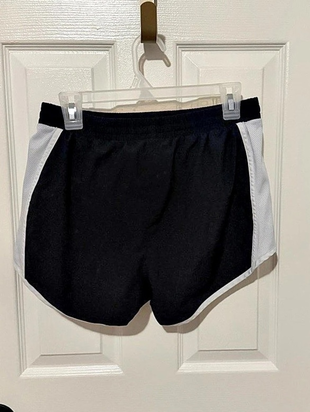 Under Armour Black Shorts Size Medium with Pockets - Picture 2 of 7